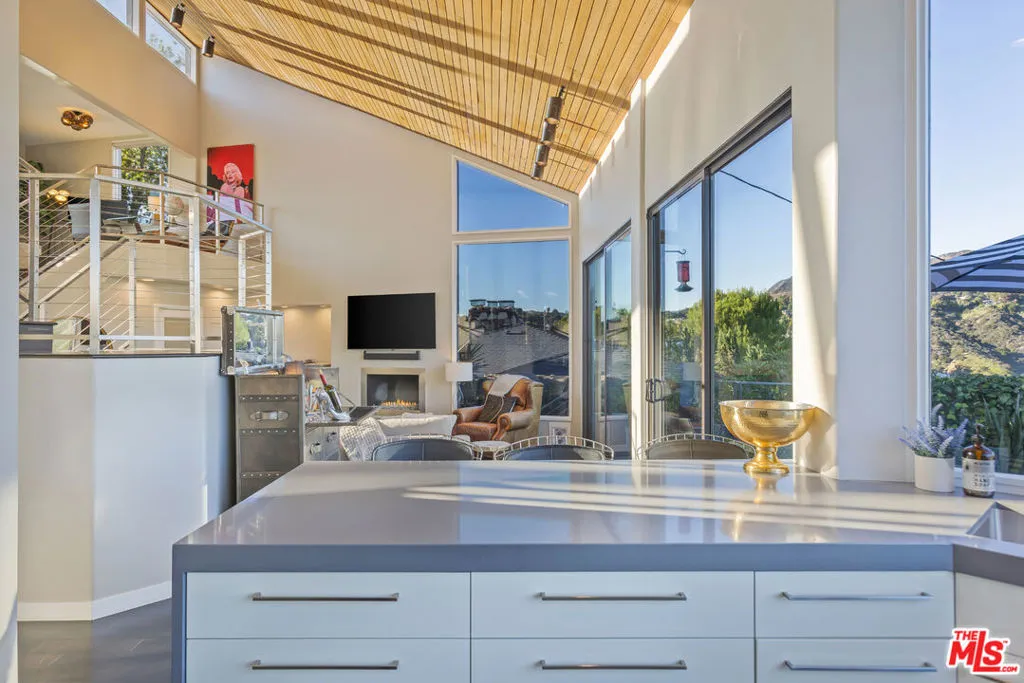 5682 Spreading Oak Drive, Los Angeles, California 90068 home-pic-22